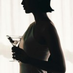 Silhouette d’une femme tenant un martini