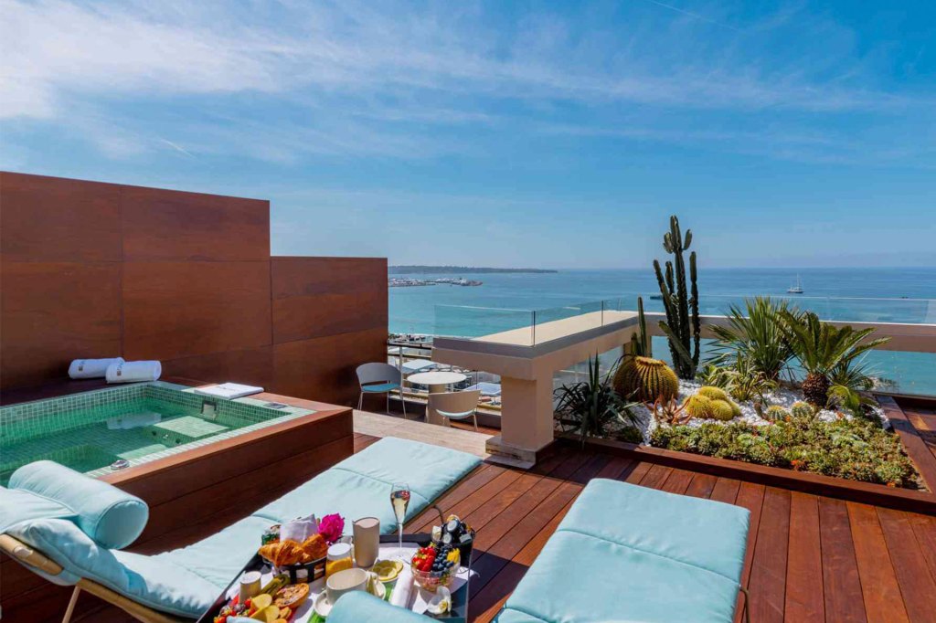 Terrasse sur le toit avec bain à remous surplombant la mer.