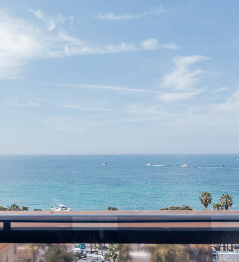 Vue sur la mer Méditerranée depuis un balcon du Mondrian Cannes