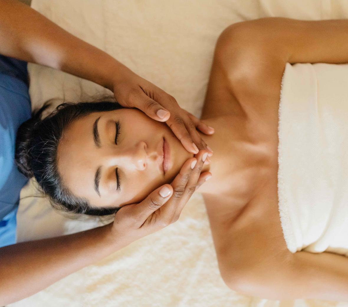 Mujer recibiendo un masaje facial