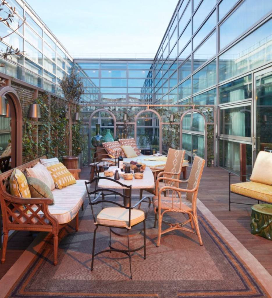 Terraza con muebles de exterior de Mondrian Bordeaux Les Carmes 