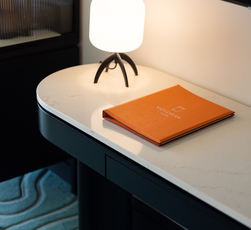 Bureau avec lampe et livre orange.