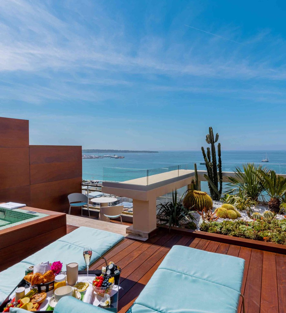 Terraza en la azotea con bañera de hidromasaje con vistas al océano.