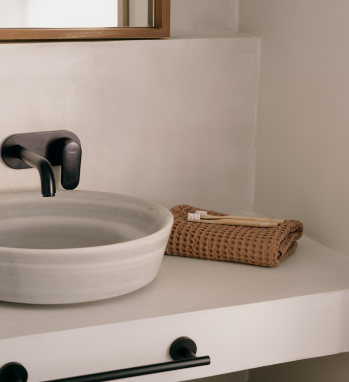 un cuarto de baño de diseño natural con un lavabo grande y acabados modernos