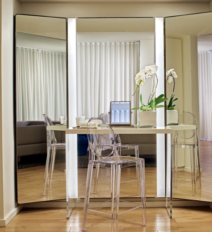 Clear desk surrounded by mirrors