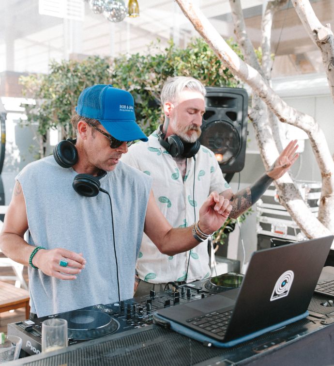 Dos DJ frente a un portátil en Skybar LA