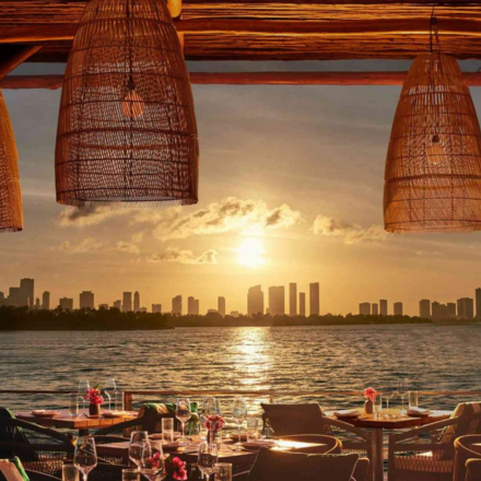 una vista hermosa del horizonte de Miami al atardecer desde Baia Beach Club, con las luces de ratán en primer plano