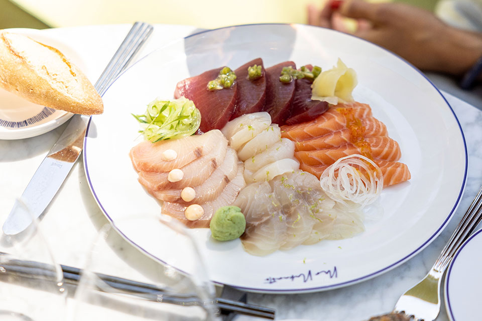 Plato de piezas variadas de sushi de la experiencia El arte del sushi en Mr. Nakamoto, Cannes