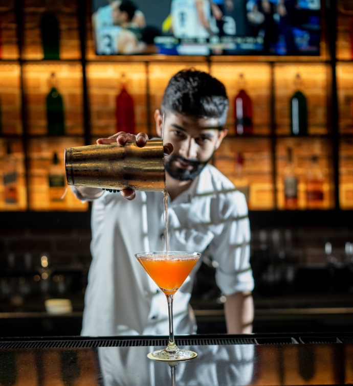 Barman servant un martini à la Hudson Tavern Doha