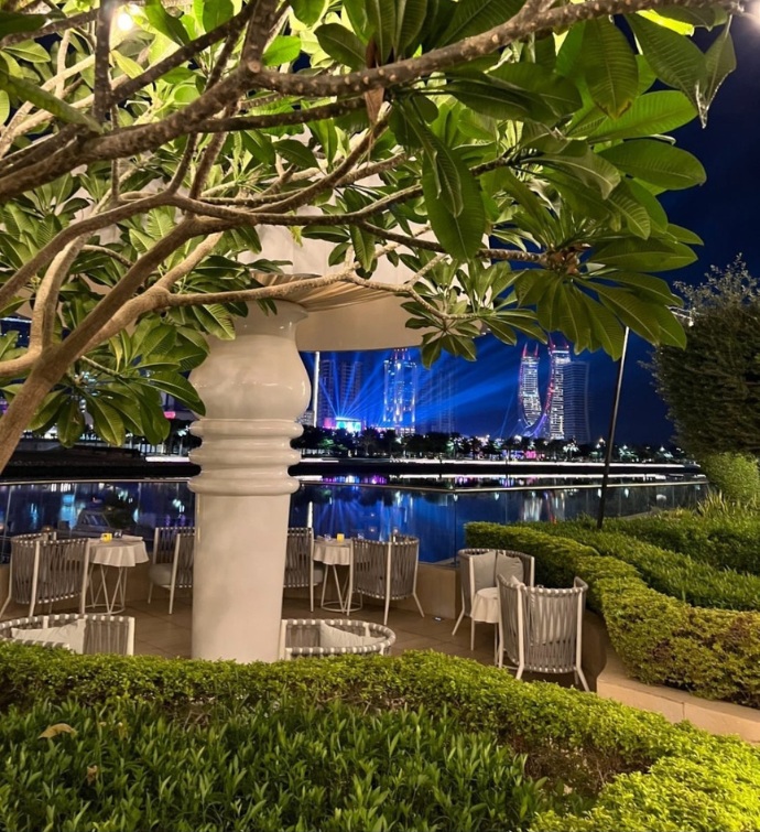 Patio du Mondrian Bistro avec vue sur Doha