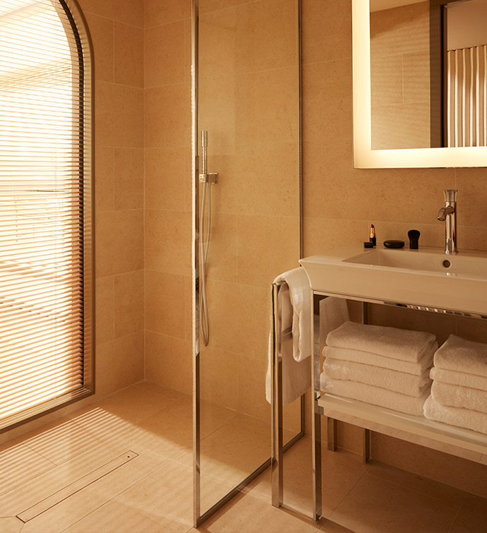 Salle de bain avec douche et lavabo.