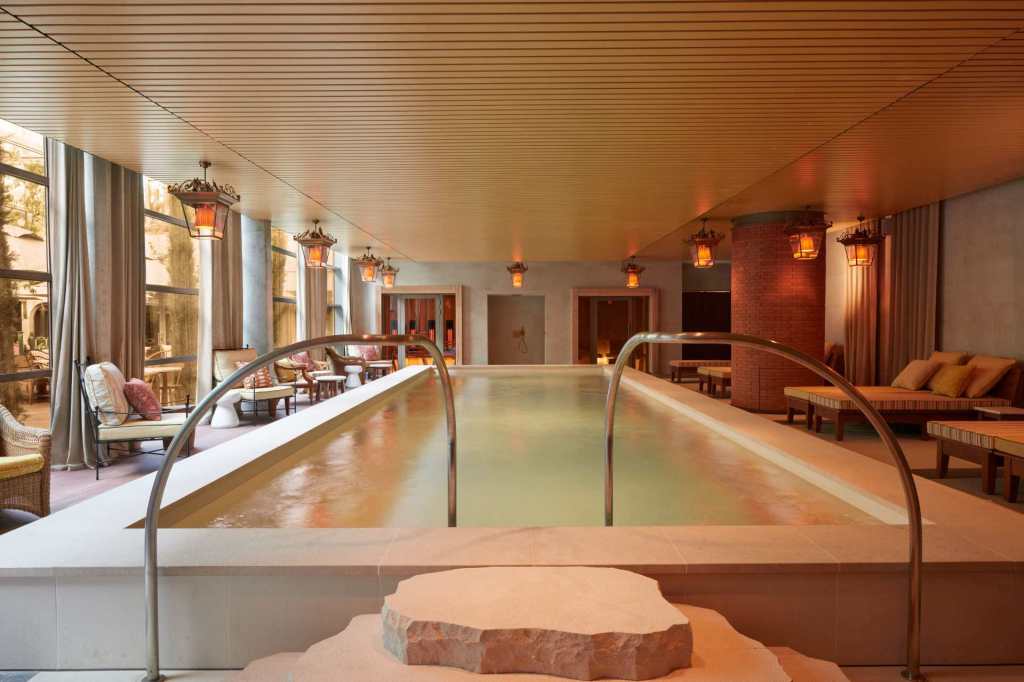 Piscine intérieure du Mondrian Bordeaux Les Carmes