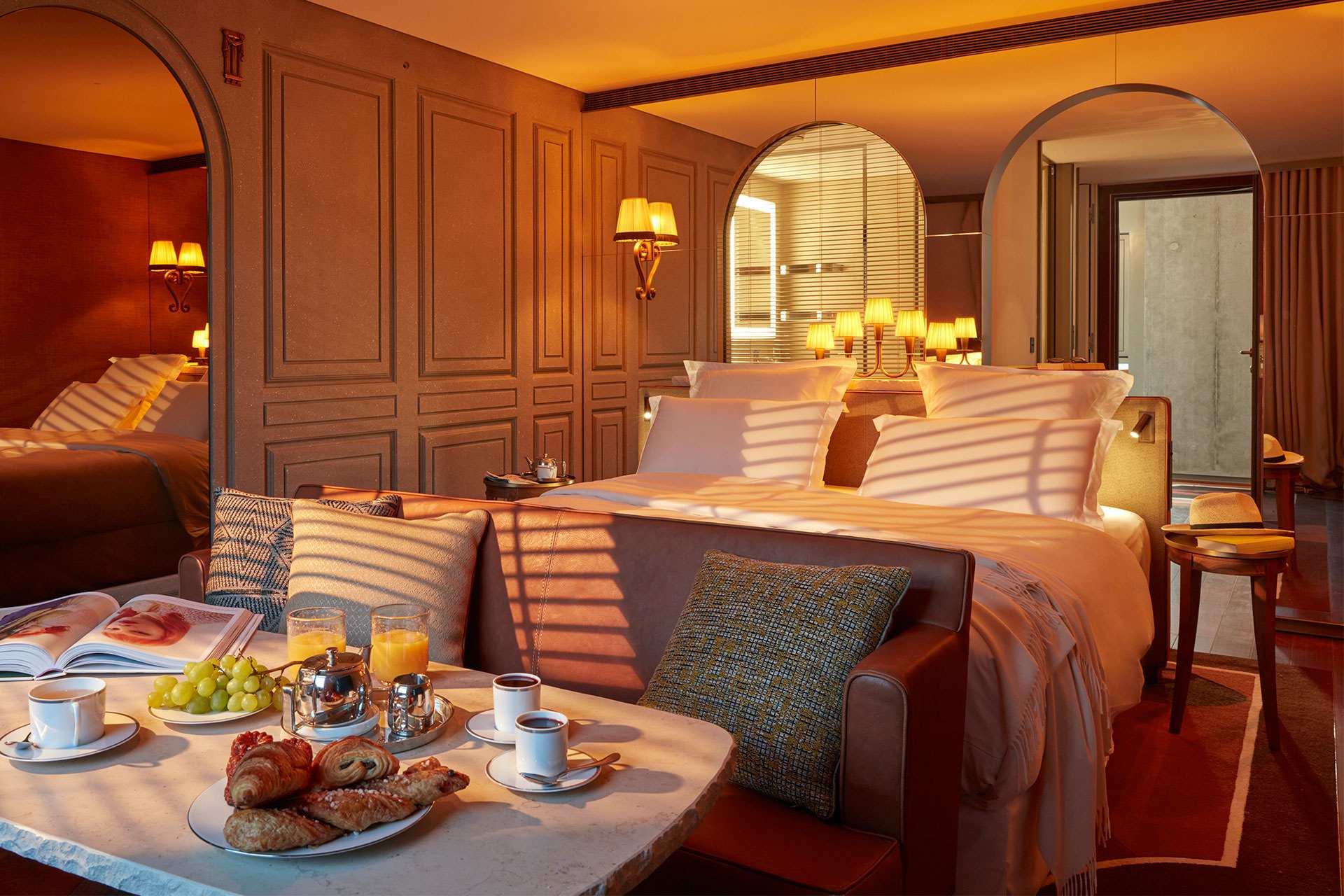 Chambre d’hôtel avec un grand lit et petit-déjeuner 