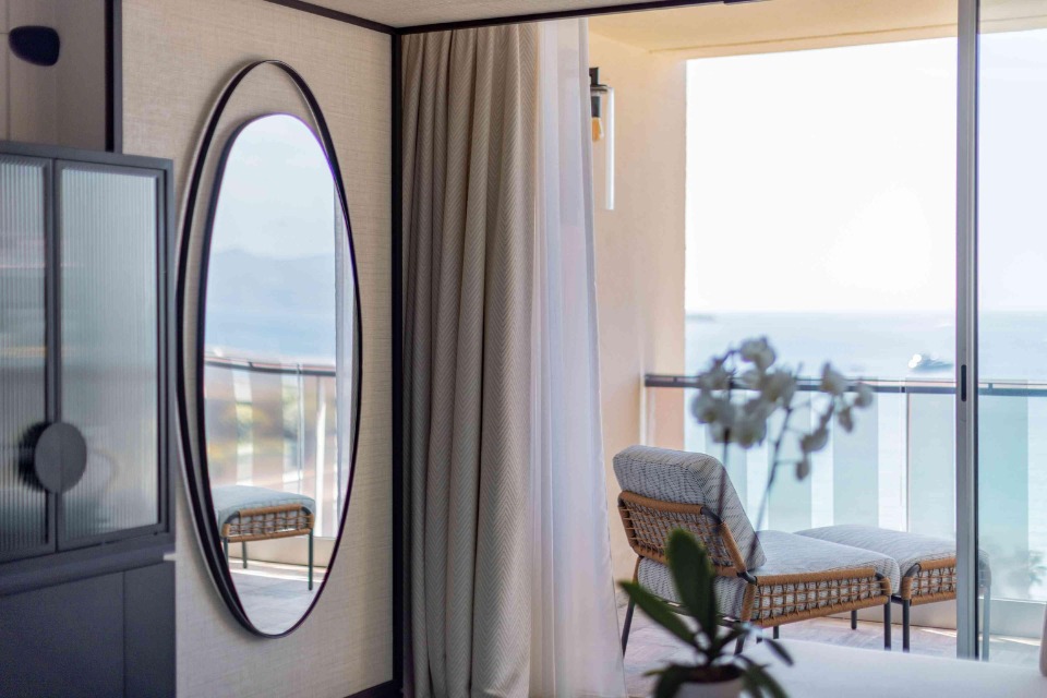 Chambre du Mondrian Cannes avec un miroir et un balcon