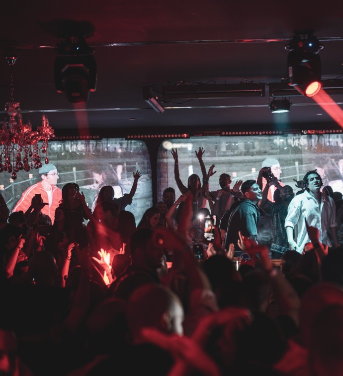 Foule de danseurs à la discothèque Black Orchid