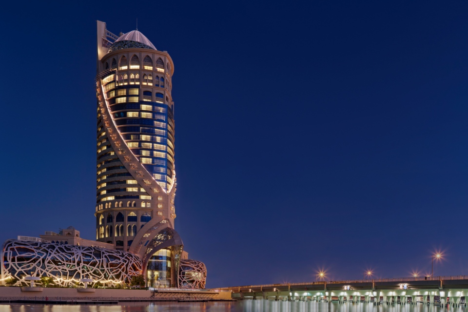 Torre alta del hotel Mondrian Doha en Doha