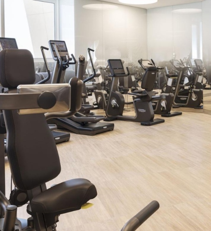 Gimnasio en Mondrian Doha con elípticas y máquinas de levantamiento de pesas