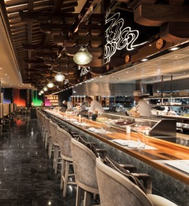 Larga barra de sushi en Morimoto Doha