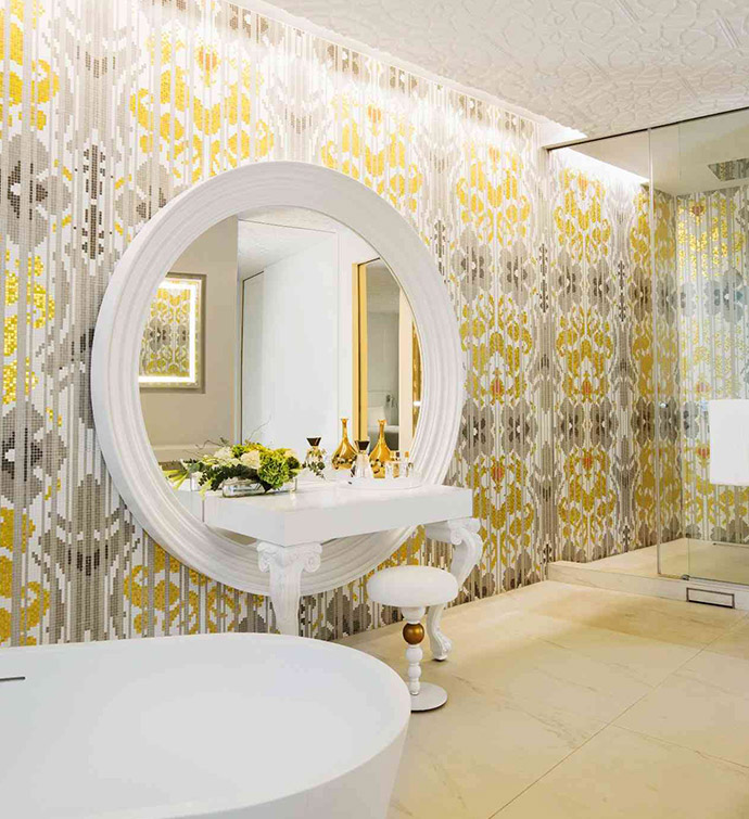 Salle de bain avec un grand miroir et un lavabo.