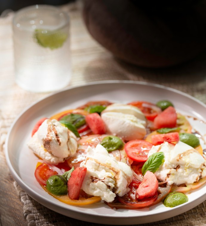 Ensalada de tomate y burrata con albahaca y pesto