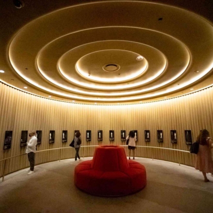 Interior del Academy Museum of Motion Pictures con estatuas Oscar en las paredes