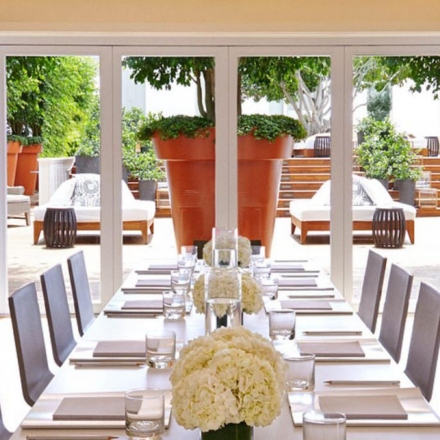 Sala de reuniones con mesa y sillas en Mondrian Los Angeles