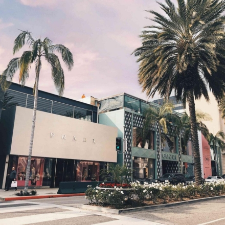 Rodeo drive con escaparates de Prada y Gucci