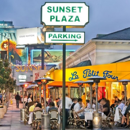 Sunset Strip en Los Ángeles con una serie de restaurantes con mesas al aire libre