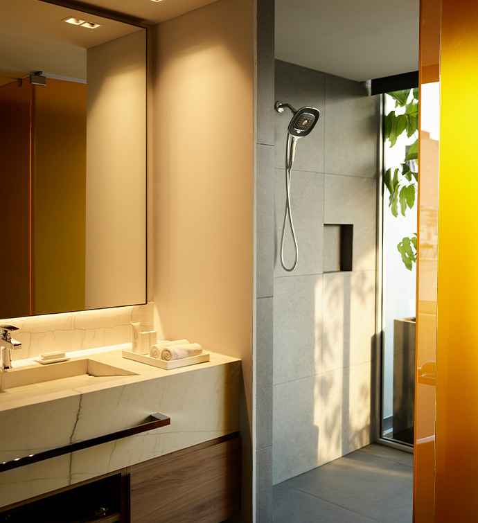 Un cuarto de baño moderno con una ducha elegante y un lavabo con mucho estilo.