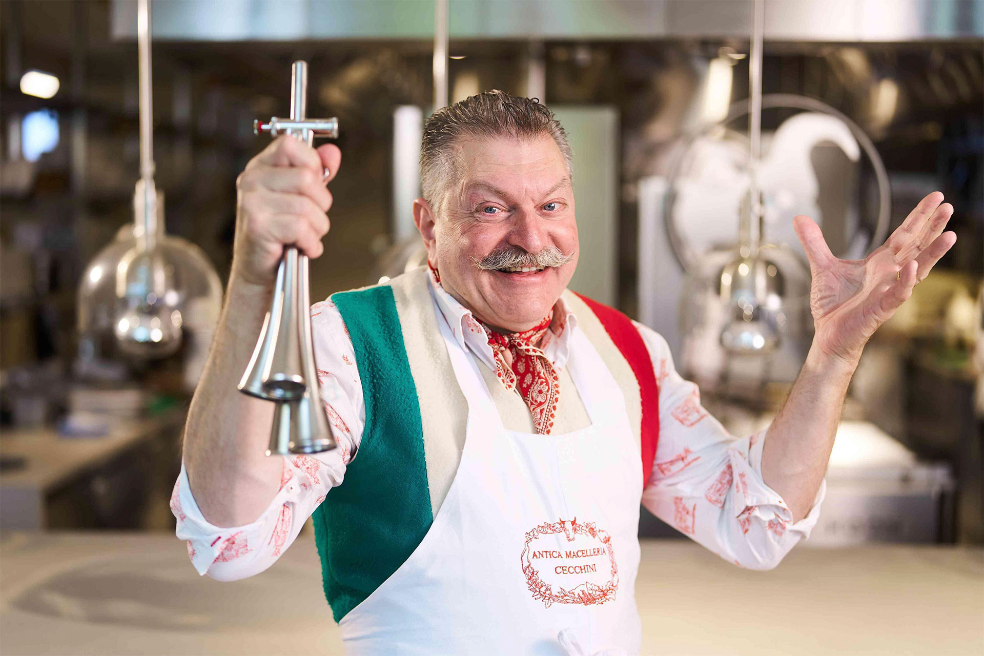 著名肉販 Dario Cecchini 站在廚房內