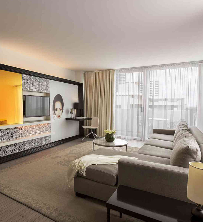 Habitación de hotel contemporánea con un amplio televisor.