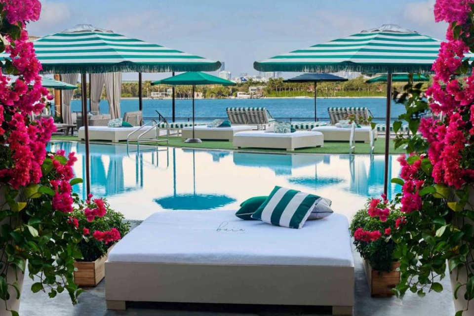 Piscina y tumbonas en el Baia Beach Club de Mondrian South Beach