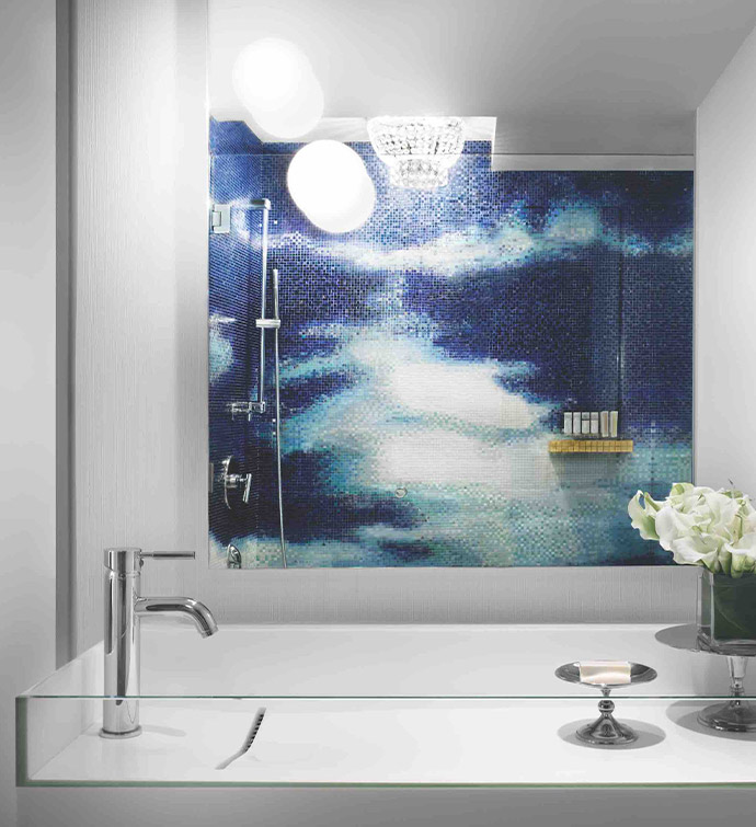 Un baño con un mural azul y blanco que inspira calma adornando la pared.