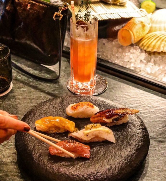 Shashimi y un cóctel en Morimoto Bordeaux