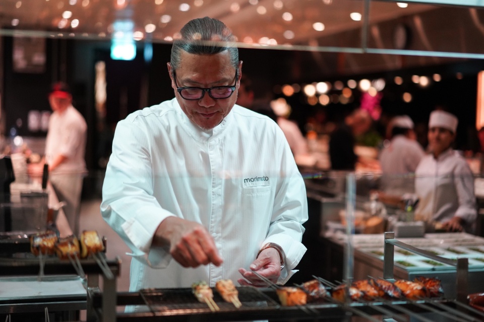 El chef de Morimoto preparando sushi en Morimoto Doha