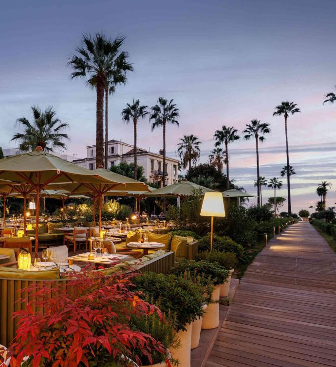 Belle terrasse extérieure avec parasols verts et promenade