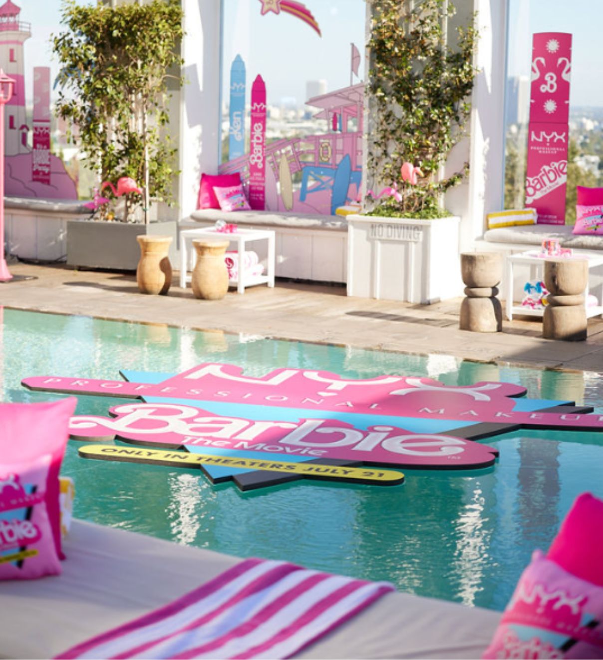 Foto de la piscina de Skybar LA decorada para un evento de NYX Barbie