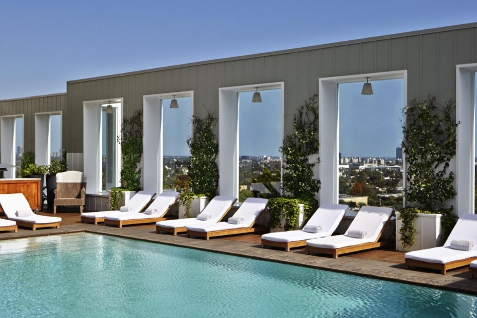 Piscina del Skybar Los Angeles con tumbonas blancas