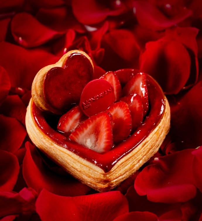 Pâtisserie en forme de cœur avec des fraises et logo Mondrian Doha