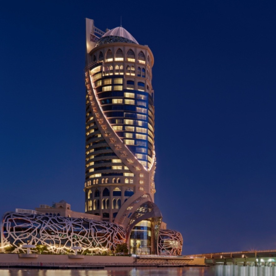 L'extérieur de l'hôtel Mondrian Doha illuminé la nuit