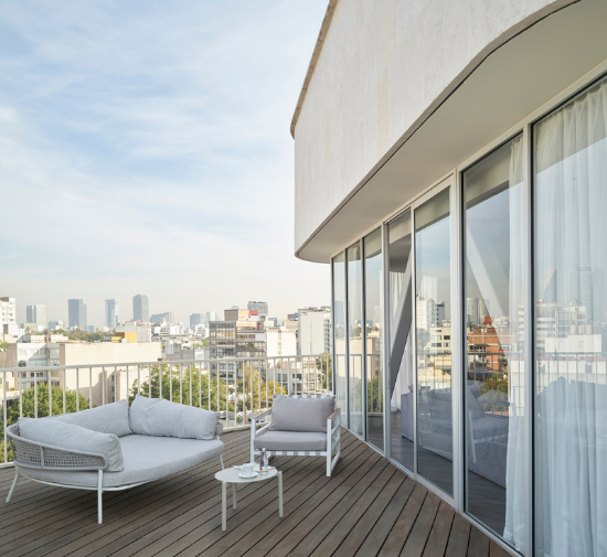 una bonita terraza en el ático con vistas al horizonte