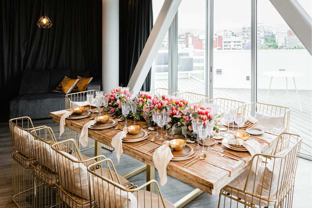 una mesa de comedor decorada con flores y otros adornos