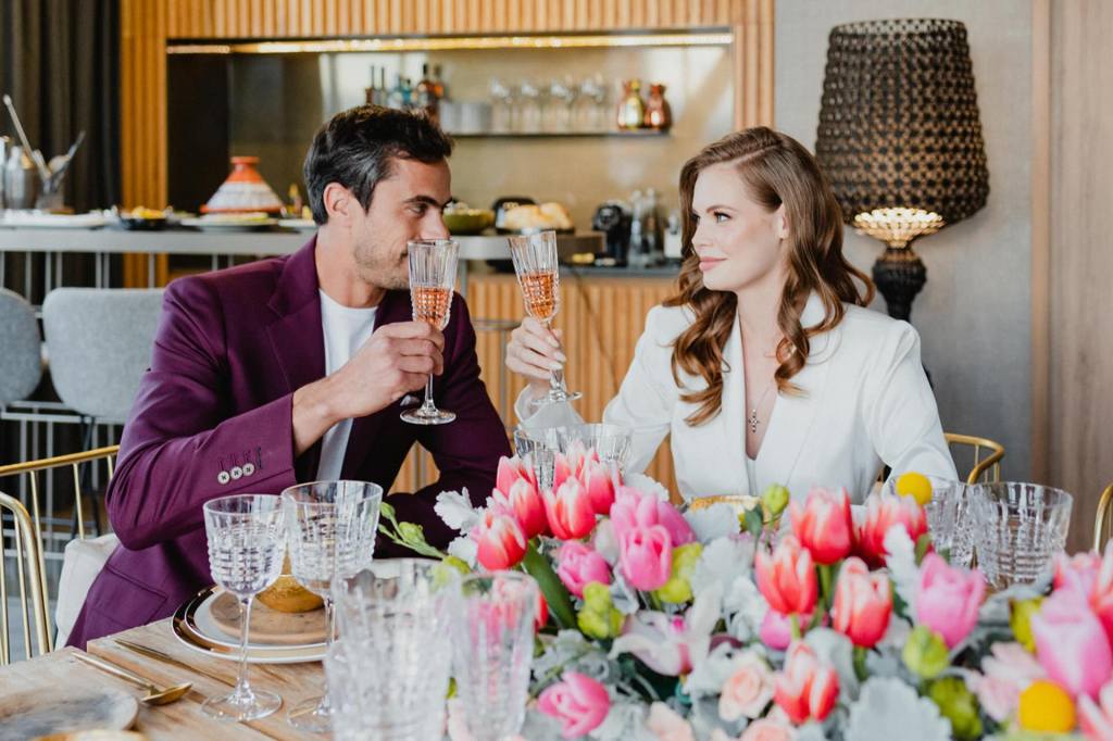 una pareja de recién casados en una cena con hermosos adornos florales en la mesa