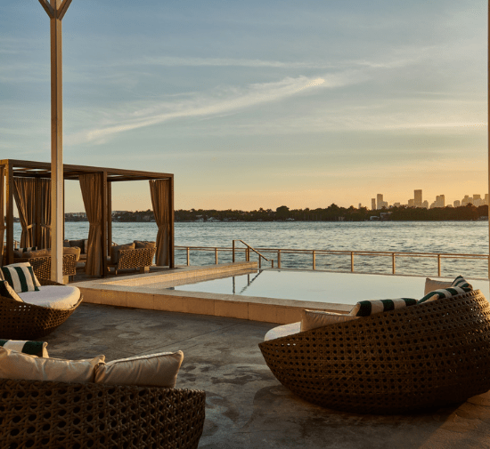 vista de la puesta de sol sobre la bahía desde la piscina Baia en Mondrian South Beach