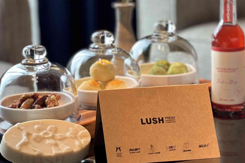 三个玻璃展示柜，内含浴球、写着“LUSH”字样的棕色卡片，背景是数个瓶子