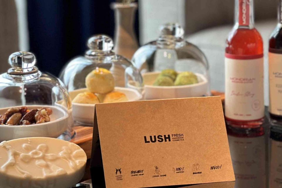 玻璃展示柜，内含浴球、写着“LUSH”品牌字样的棕色卡片，背景是数个瓶子