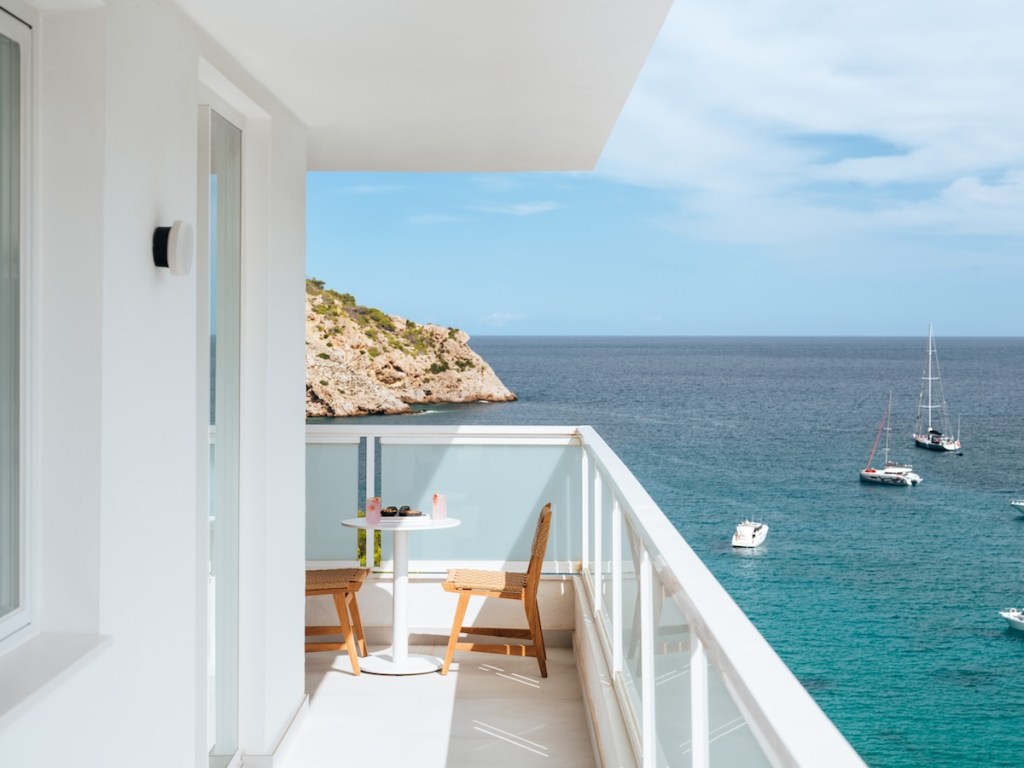 Terraza blanca con vistas a las aguas azul turquesa