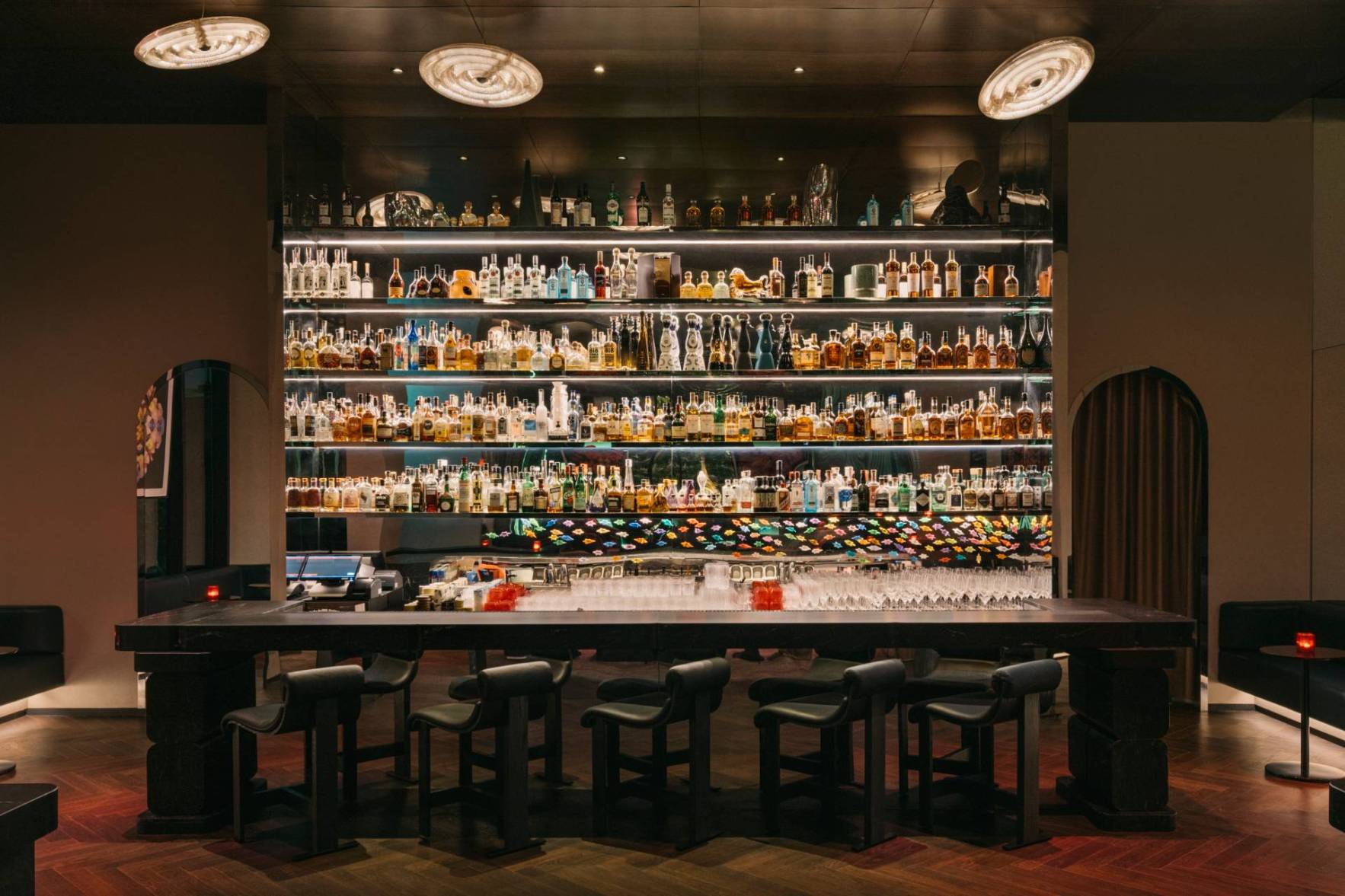un bar avec des étagères d'alcool