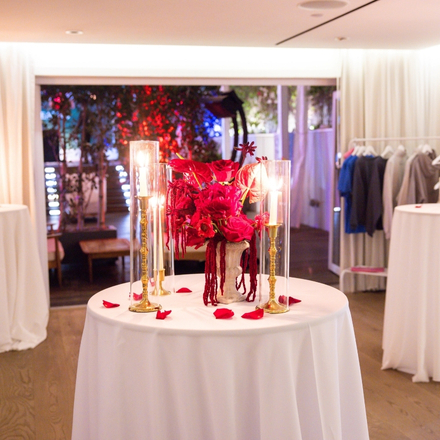 White round tables with tablecloths and white flowers on the tables
