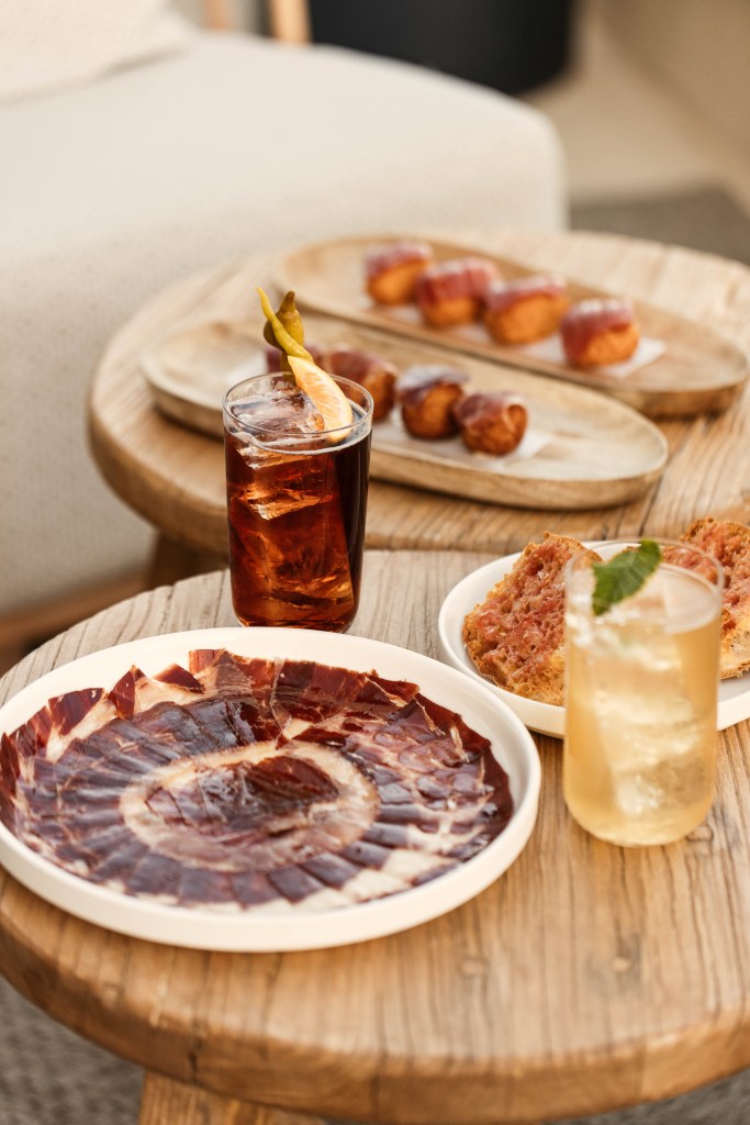 Sun&Moon Iberian ham and ham croquettes with tomato bread and cocktails